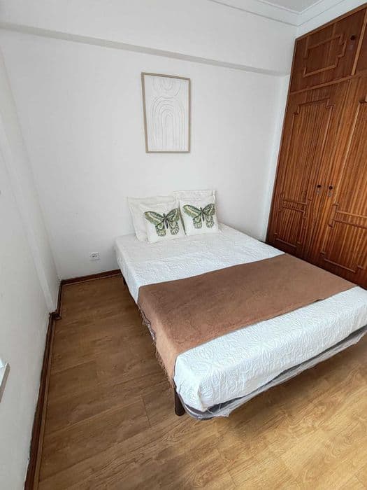 Quarto com cama de casal na Portela