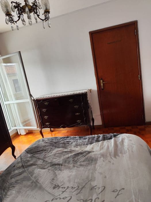 Quarto em moradia no Algueirão