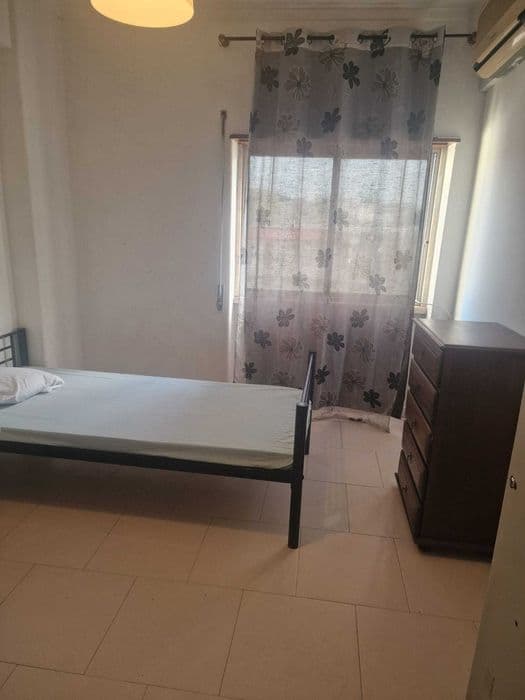 Cama em quarto partilhado no centro de Odivelas