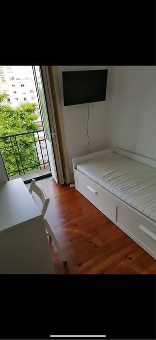 Quarto junto da estação da Amadora