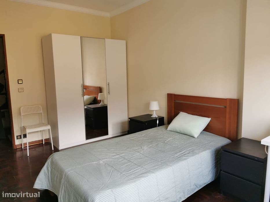 Quarto em moradia em Mem Martins