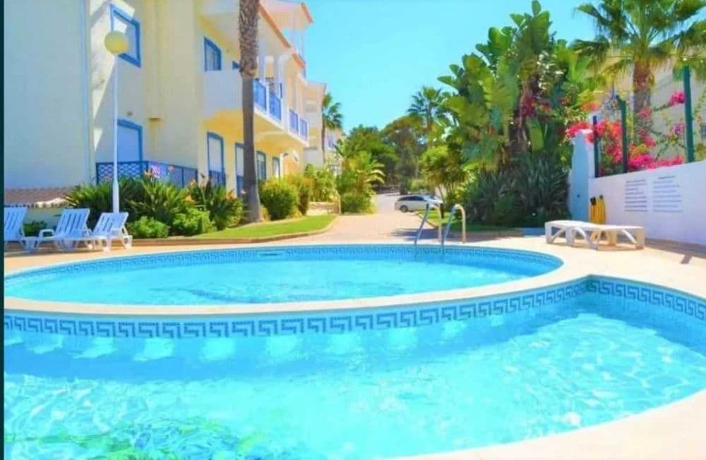 T1 mobilado com piscinas e garagem em Olhos de Água