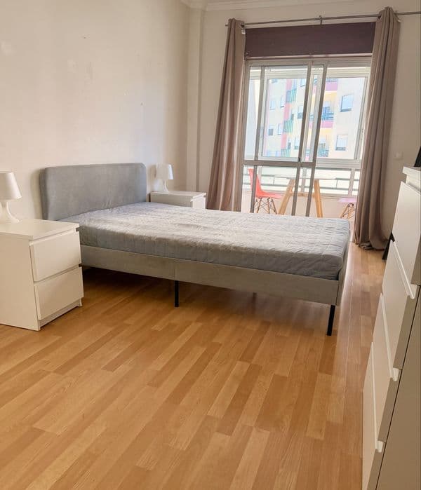 Quarto para casal com varanda no Cacém