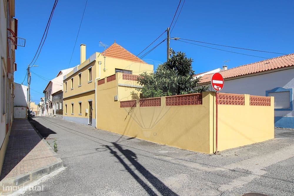 Moradia T4 em Ferrel com jardim