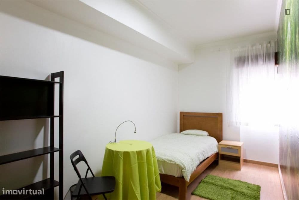 Quarto na Pontinha com despesas incluídas