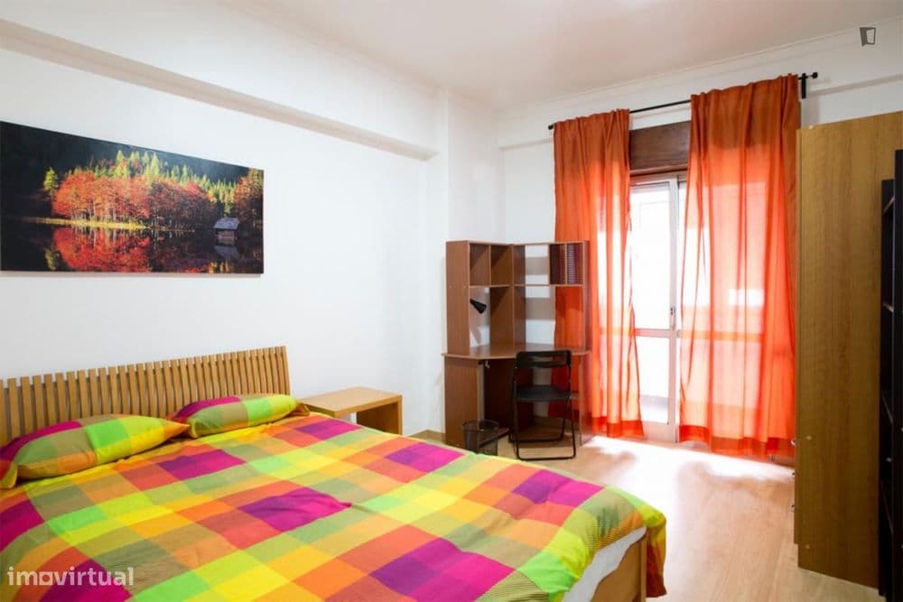 Quarto na Pontinha com despesas incluídas