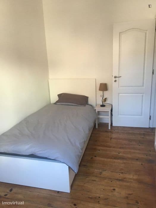 Quarto na Pontinha em casa partilhada