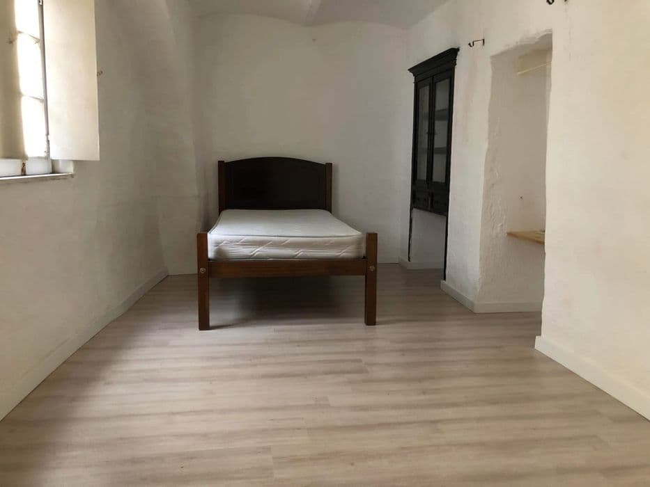 Casa com cinco quartos e quintal no centro de Évora