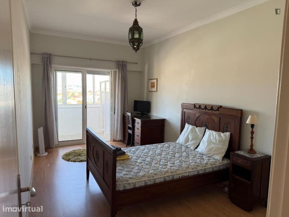Quarto na Pontinha com despesas incluídas