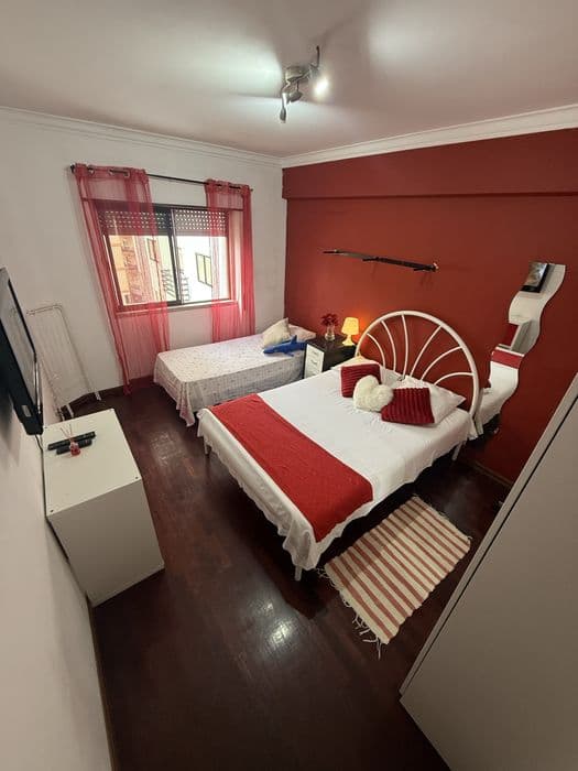 Quarto para casal próximo da estação de Massamá