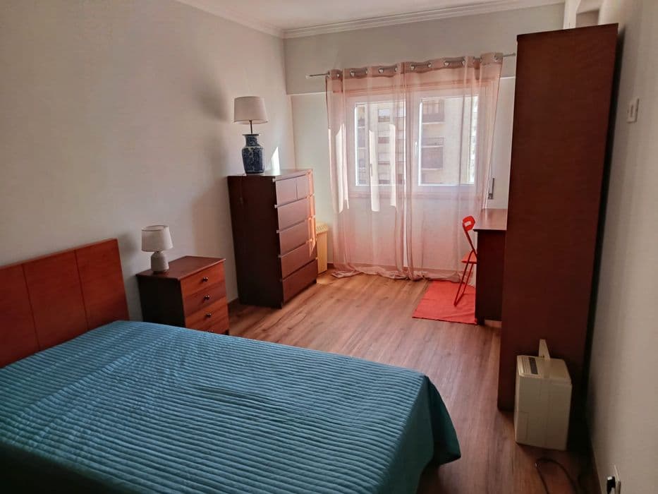 Quarto individual para mulher em Massamá