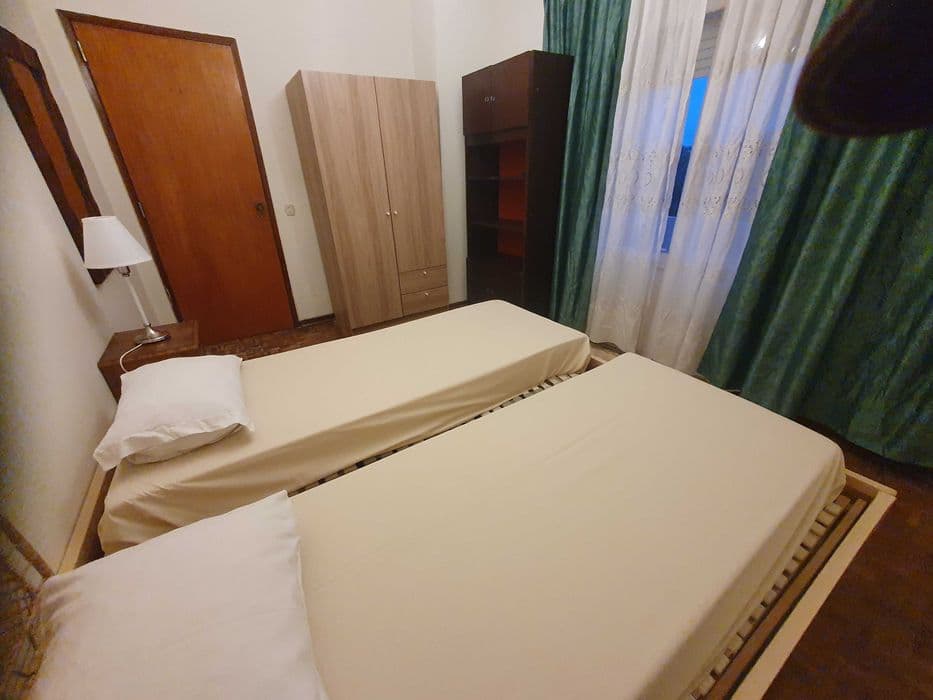 Quarto mobilado com varanda e acesso a quintal em Faro