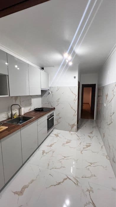 Quarto com marquise junto da estação do Cacém
