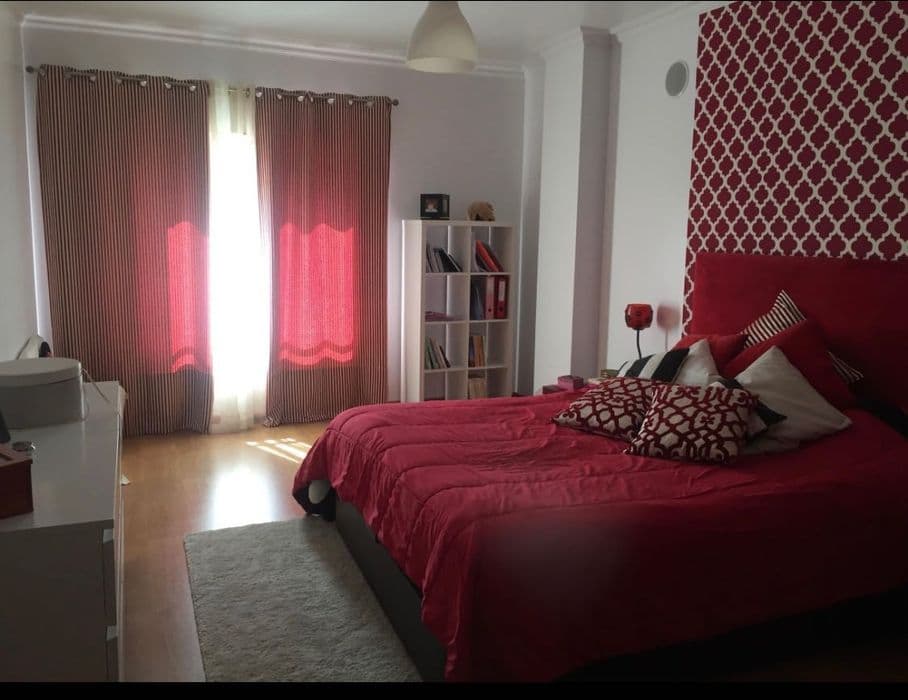 Quarto mobilado junto ao mercado municipal