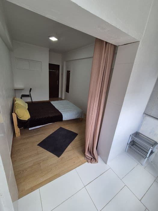 Quarto mobilado próximo do comboio em Queluz