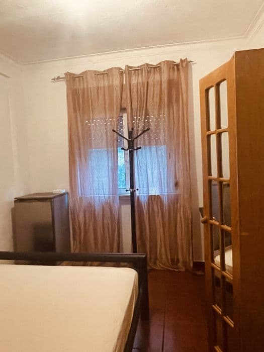 Quarto individual com mini frigorífico em Odivelas