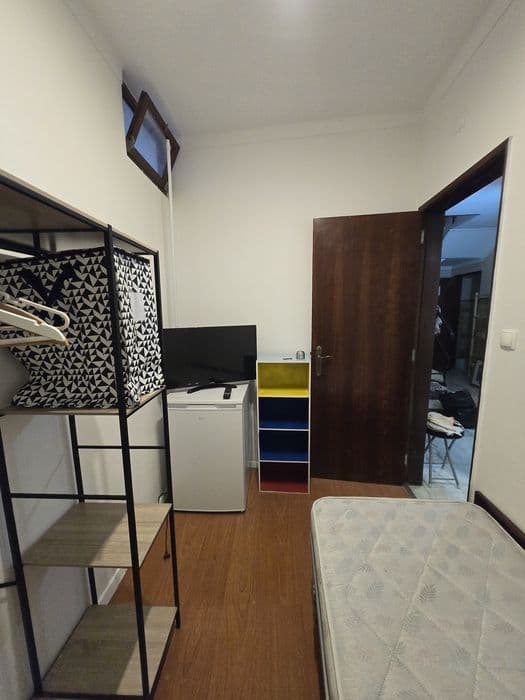 Quarto individual mobilado com despesas em Portimão