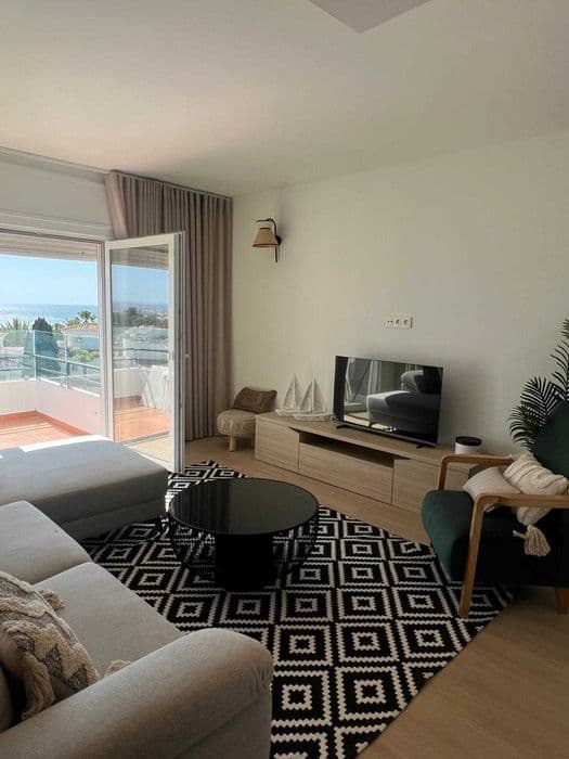 T2 mobilado com varanda e vista mar em Porches — imagem 1