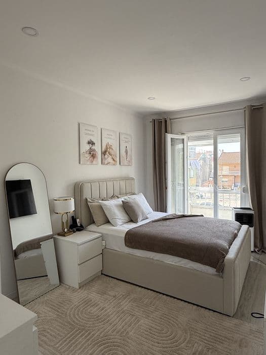 Quarto com varanda para mulher em Mem Martins