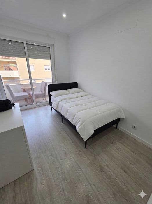 Quarto individual com varanda em Monte Abraão