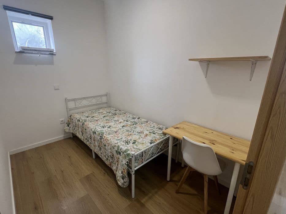 Quarto individual junto ao metro de Azurara