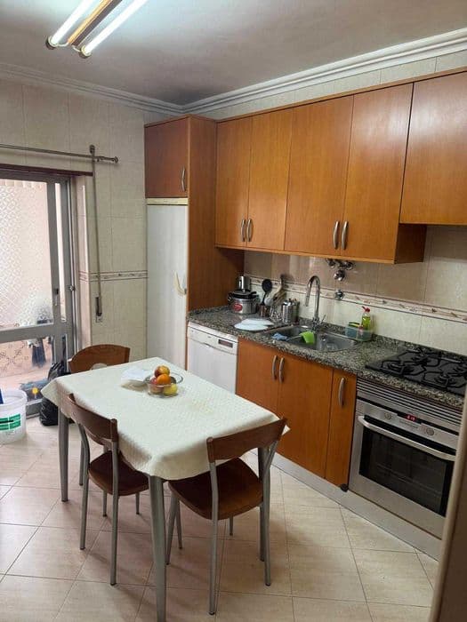 Quarto com cama de casal junto ao metro Senhor Roubado
