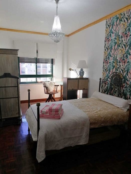 Quarto individual próximo da estação de Massamá