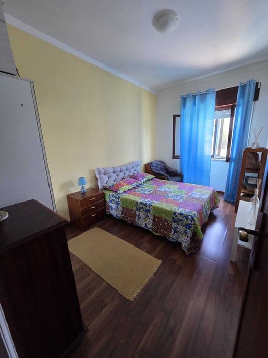 Quarto mobilado em Mem Martins