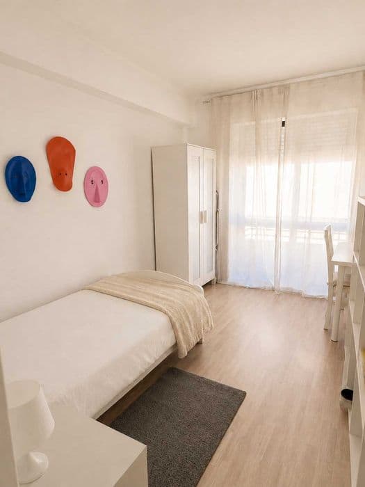 Quarto com varanda na Rua do Amial