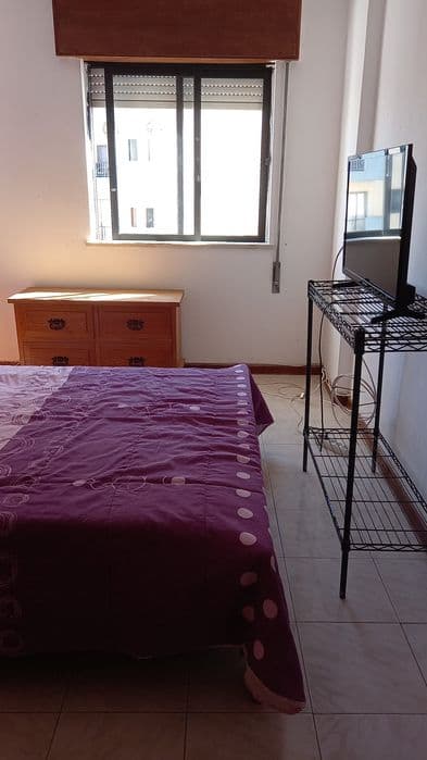 Quarto mobilado com casa de banho privativa na Quinta do Amparo