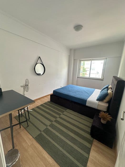Quarto individual mobilado com contrato em Odivelas