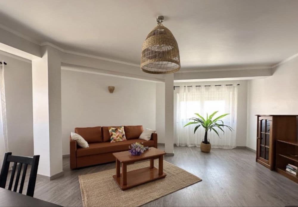 Quarto com minifrigorífico