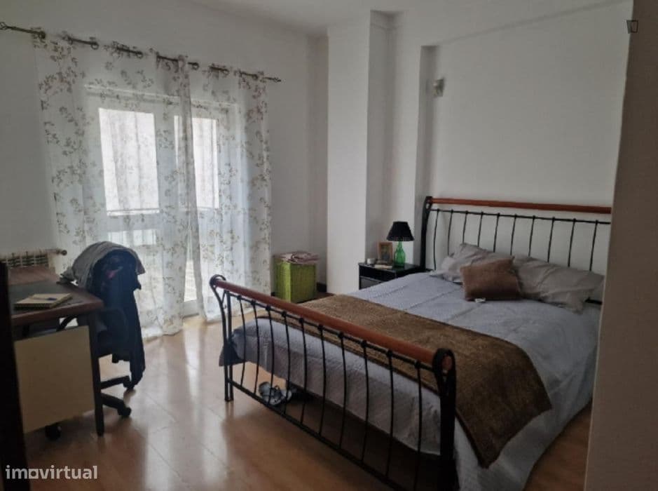 Quarto na Pontinha com despesas incluídas