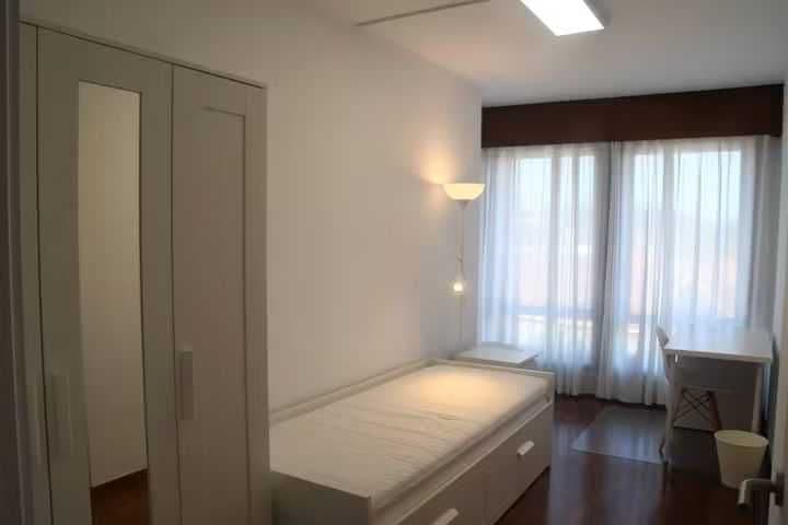 Quarto junto ao metro Salgueiros