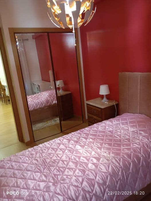 Quarto junto ao centro comercial Oceano