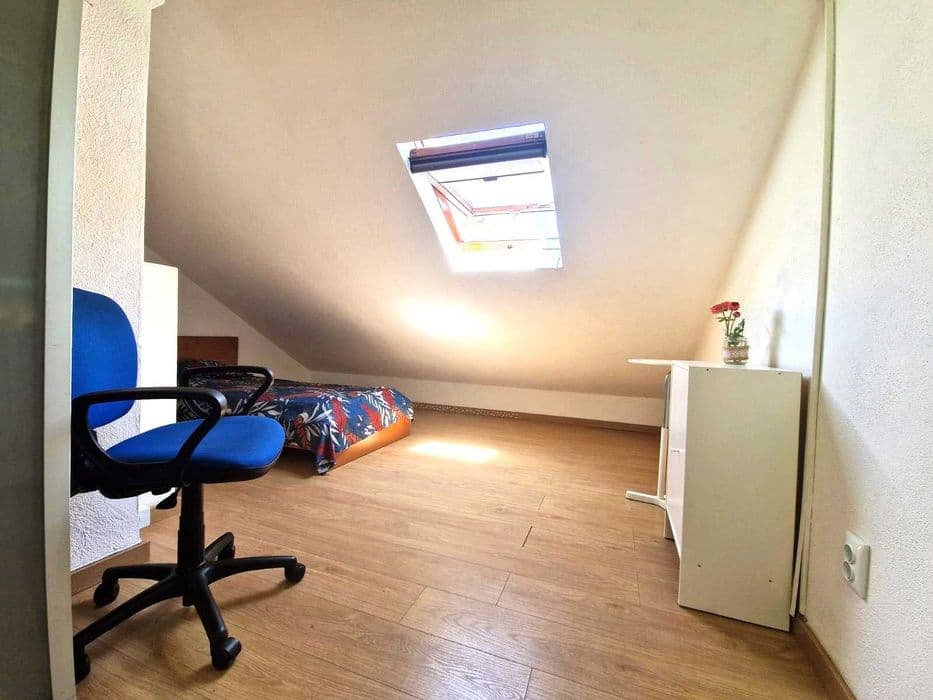 Quarto individual luminoso em Encosta do Sol