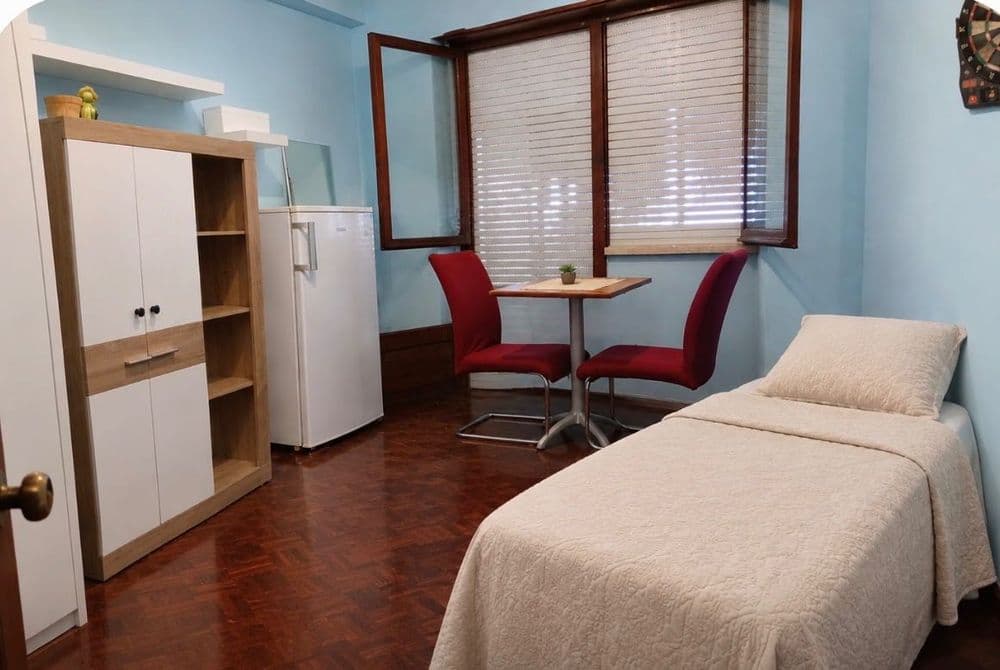 Quarto individual com frigorífico em Monte Abraão