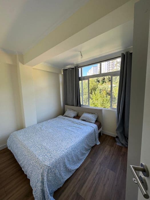 Quarto para mulher em Queluz