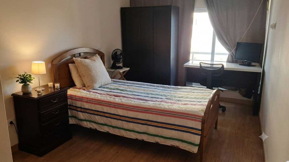 Quarto com WC privativo em casa familiar em Portimão