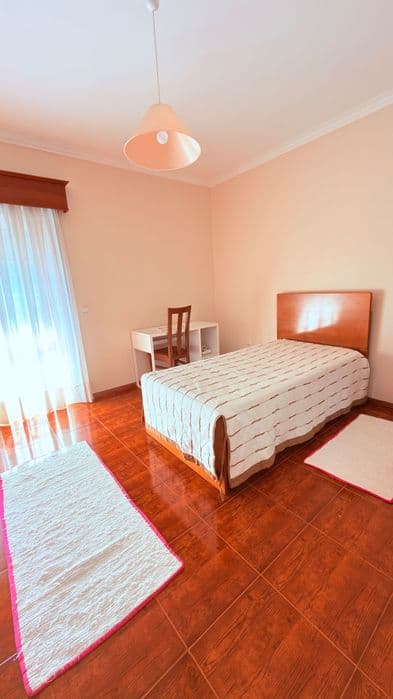 Quarto com varanda no centro de Penafiel — imagem 1