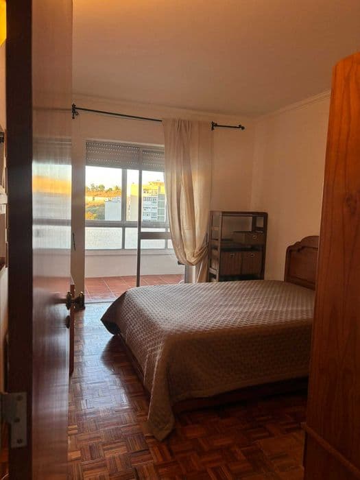 Quarto mobilado em Alfornelos