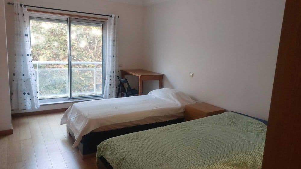 Quarto duplo mobilado perto da universidade em Faro