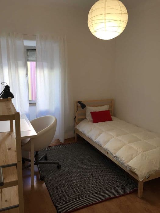 Quarto para estudante em apartamento remodelado