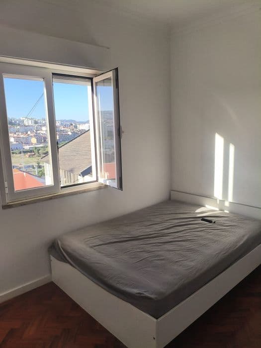 Quarto mobilado em casa partilhada em Odivelas