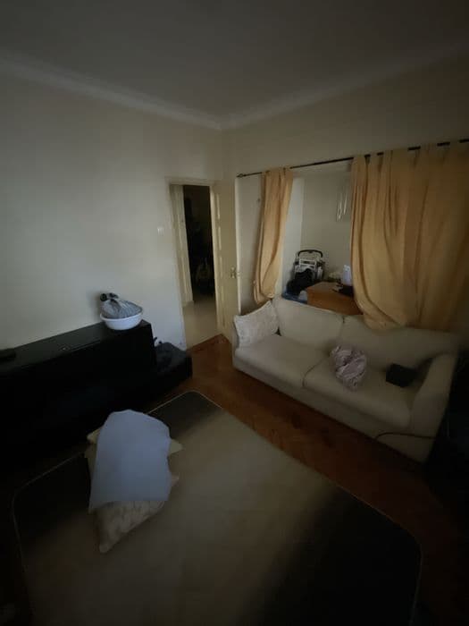 Quarto de casal com duas divisórias em Loures
