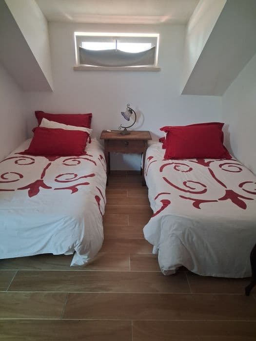 Quarto mobilado com limpeza