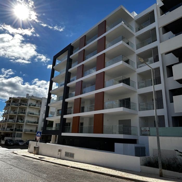T2 novo com quatro varandas e garagem em Portimão