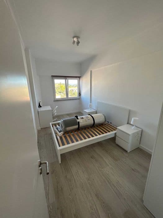 Quarto de casal mobilado em Sacavém