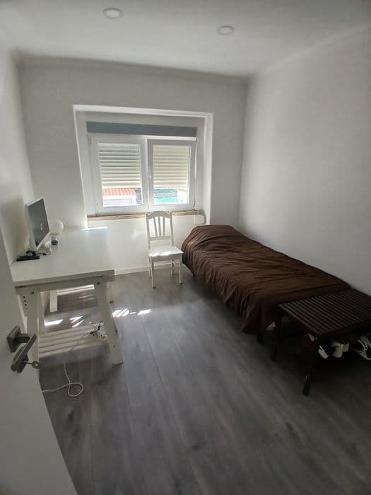 Quarto em T2 partilhado em Queluz