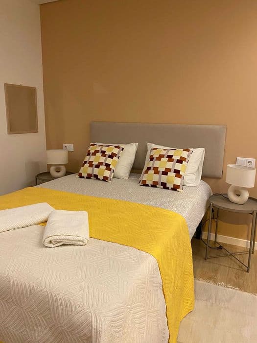 Quarto mobilado com WC privativo na Maia